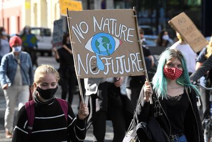 Dos jóvenes alemanas, en una protesta en Hamburgo el Día Mundial de la Acción Climática