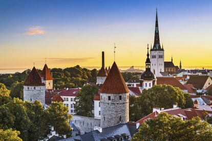 <br>Para los urbanitas más exigentes, la capital de Estonia <b>es una de las ciudades más antiguas de Europa del Este</b> y emana cultura por todos sus rincones. La mejor manera de disfrutarlo es a pie y algunas de sus mejores actividades son gratuitas, como subir al tejado plano del enorme Linnahall a contemplar las vistas. Si dispone de varios días puede aprovechar para acercarse en ferri a Helsinki, Estocolmo o San Petersburgo. <b>Vuelos ida y vuelta desde 270€ para el puente de diciembre</b> (desde Madrid).