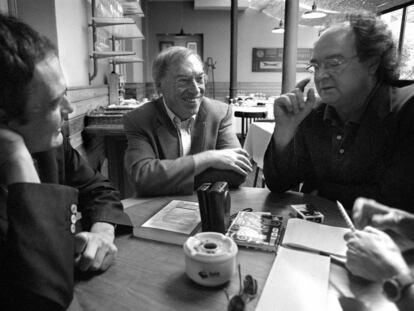 Ignacio Vidal-Folch, Jordi Solé Tura i Josep Martí Font, en una tertúlia a la llibreria Laie.
