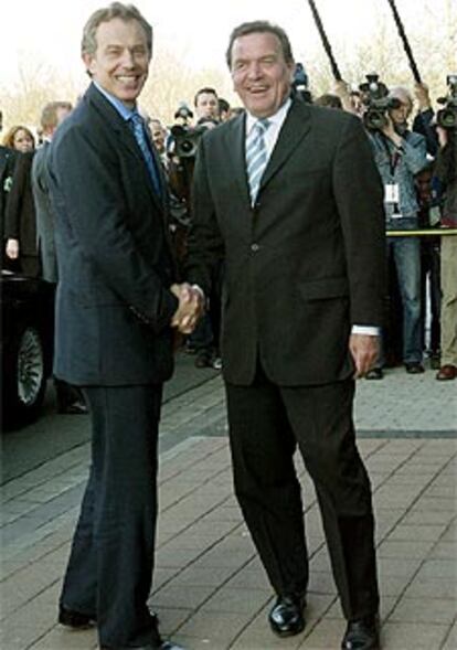 Tony Blair, a la izquierda, y Gerhard Schröder, en Hannover.