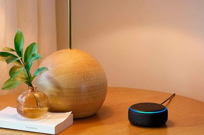 Sin duda hoy en día el pilar básico para disfrutar de un hogar conectado es un altavoz inteligente. Y uno de los más baratos es el Amazon Echo Dot. Un pequeño altavoz que cuenta con el asistente de voz Alexa, y que puede controlar multitud de dispositivos del hogar a través de nuestros comandos de voz. También podemos hacer lo propio con Google Home Mini, ambos altavoces cuestan 59 euros. Incluso podemos prescindir de uno de estos altavoces si ya contamos con un móvil Android con Google Assistant integrado.