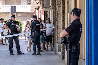 Efectivos de la Policía Nacional a las puertas del inmueble donde este miércoles un hombre ha matado presuntamente a su mujer y su hijo de 3 años en Algemesí (Valencia).
