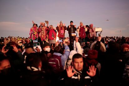 El presidente de Bolivia, Luis Arce, levantaba las manos junto al expresidente de Bolivia, Evo Morales, durante el solsticio de invierno, el 21 de junio de 2022, en Tiwanaku. La fecha marca el inicio del año 5530 en el calendario aimará, reconocido oficialmente en Bolivia como calendario andino amazónico. 
