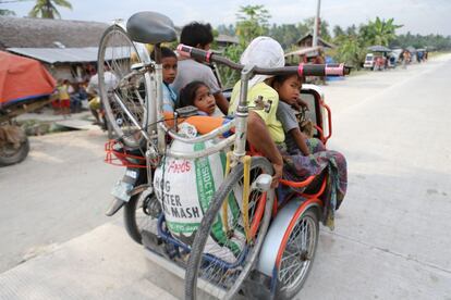 Habitantes de la provincia de Maguindanao (Filipinas) abandonan sus lugares de residencia hacia otros más seguros desde que el Ejército del país intensificó su ofensiva contra el grupo islámico Bangsamoro Libertad Fighters (BIFF), un grupo militante islámico basado en la zona filipina de Mindanao.