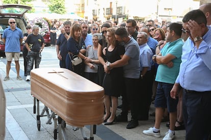Los familiares de Abel Ramos se despedían de él, el jueves en La Bañeza (León). 
