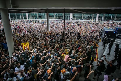 Protesta en el aeropuerto de El Prat, en Barcelona, tras la sentencia del 'procés', el 14 de octubre de 2019.