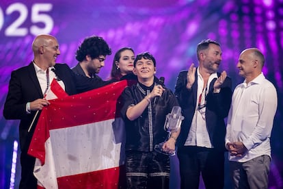 El representante de Austria, junto a su delegación, tras recoger el micrófono.