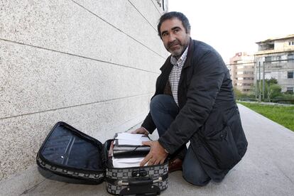 Costas, con documentación, a la entrada de los juzgados de Vigo en una foto de archivo.