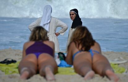 A lo largo de todo el día los religiosos se han mezclado con los bañistas y gente que disfrutaba del sol en la playa.