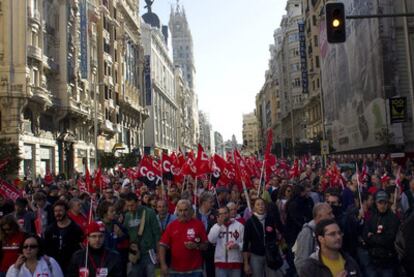 Una manifestación no autorizada recorrió ayer por la mañana la Gran Vía, donde se cortó el tráfico durante poco más de una hora.