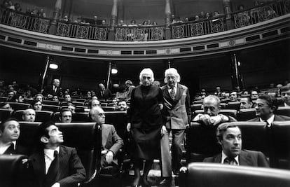 Dolores Ibárruri, 'Pasionaria', y el escritor Rafael Alberti bajan del brazo por las escaleras del Congreso de los Diputados, en la constitución de las primeras cortes democráticas tras las elecciones del 15 de junio.