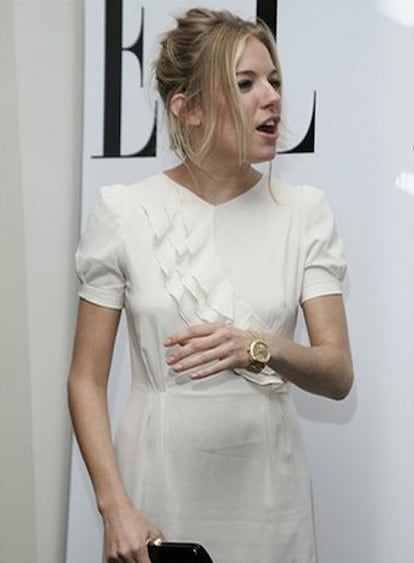 Sienna Miller ha presentado una histórica demanda legal contra los <i>paparazzi</i> que la
persiguen por todas partes y a los que acusa de haber convertido su vida en un infierno. Miller, de 26 años, y que pasó a ser el blanco de todos los fotógrafos cuando empezó su relación con el actor casado Balthasar Getty, quien finalmente abandonó a su familia por ella, reclama daños y perjuicios y exige que se ponga fin a la que califica de "campaña de hostigas más conocidas agencias especializadas en la persecución de famosos".