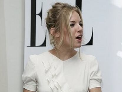 Sienna Miller ha presentado una histórica demanda legal contra los <i>paparazzi</i> que la
persiguen por todas partes y a los que acusa de haber convertido su vida en un infierno. Miller, de 26 años, y que pasó a ser el blanco de todos los fotógrafos cuando empezó su relación con el actor casado Balthasar Getty, quien finalmente abandonó a su familia por ella, reclama daños y perjuicios y exige que se ponga fin a la que califica de "campaña de hostigas más conocidas agencias especializadas en la persecución de famosos".