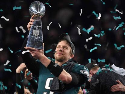 Nick Foles levanta o troféu depois de vencer o Super Bowl