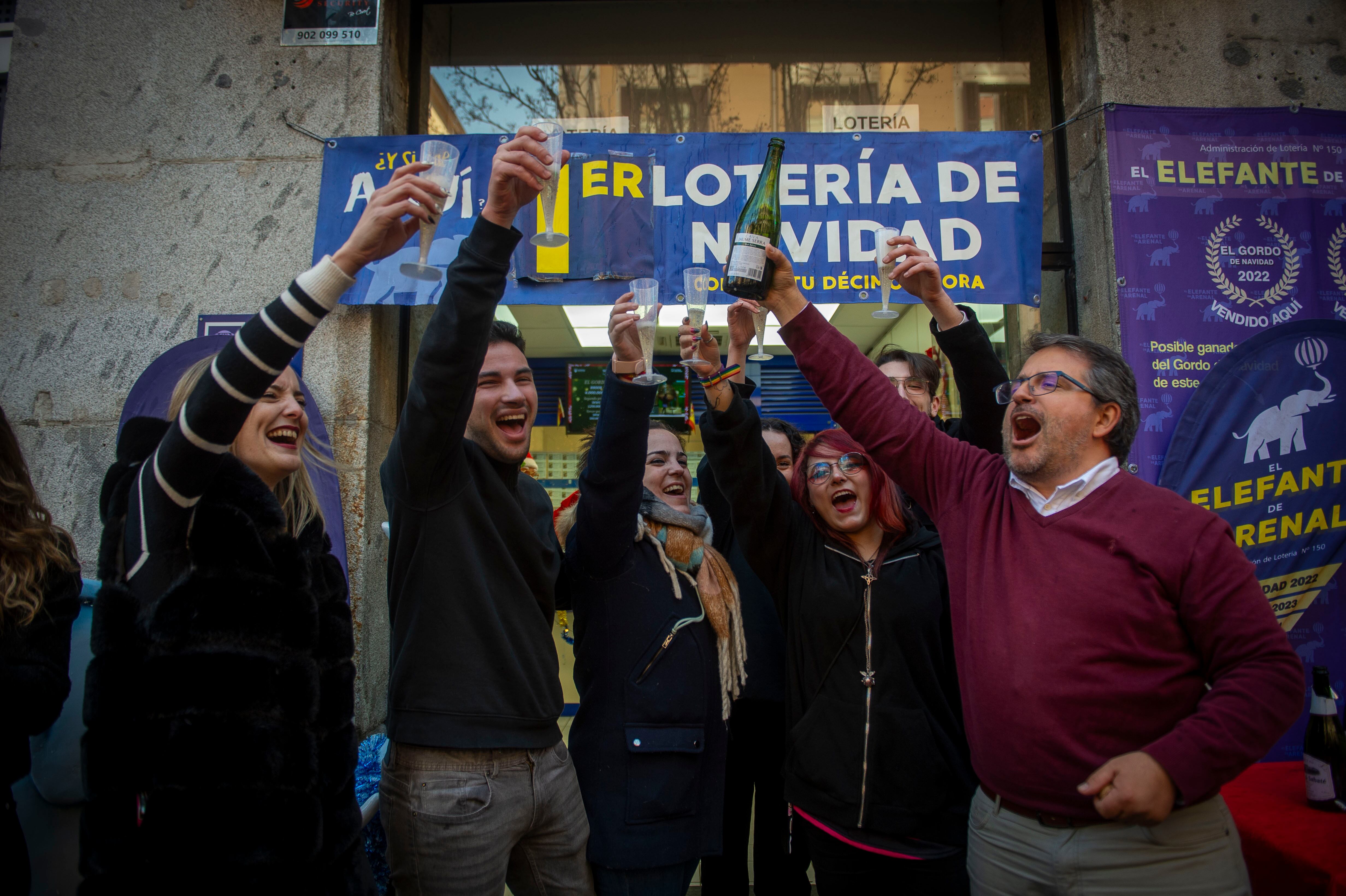 Proprietarios y funcionarios de la loteria El Elefante del Arenal celebran la venta del Gordo de Navidad. 