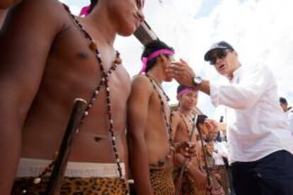 El presidente ecuatoriano, Rafael Correa (d), saluda este 1 de octubre de 2013 a unos indígenas quichuas durante la inauguración de la Comunidad del Milenio, en Playas del Cuyabeno (Ecuador), dotada de 82 modernas casa con todos los servicios incluido una unidad educativa un centro de salud y un muelle sobre el río Aguarico.