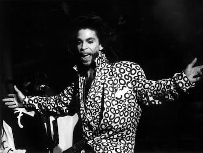 Prince, en un concierto en el estadio Vicente Calderón de Madrid, en 1990.