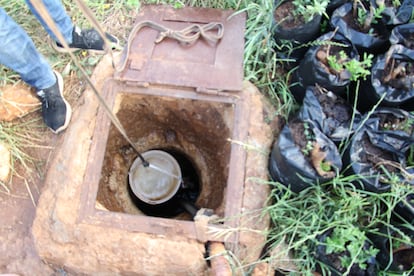 Extracción de agua de un pozo excavado por los romanos en Sardin, en el norte de Idlib (Siria). 