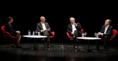 Desde la izquierda, Pilar Reyes, Arturo P&eacute;rez-Reverte, Mario Vargas Llosa y Javier Mar&iacute;as, en el escenario de los Teatros del Canal.