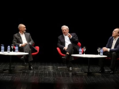 De izquierda a derecha, Pilar Reyes, Arturo Pérez-Reverte, Mario Vargas Llosa y Javier Marías, en los Teatros del Canal, en Madrid.