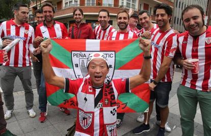 Murakami, con otros aficionados del Athletic, como un vasco más, antes de un derbi ante la Real Sociedad.