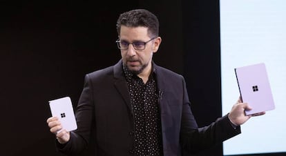 El director de Producto de Microsoft, Panos Panay, desvela en un evento en Nueva York dos dispositivos plegables. Uno, un móvil con Android.