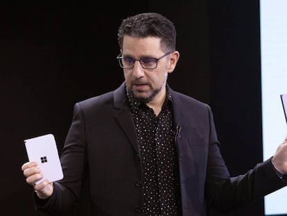 El director de Producto de Microsoft, Panos Panay, desvela en un evento en Nueva York dos dispositivos plegables. Uno, un móvil con Android.