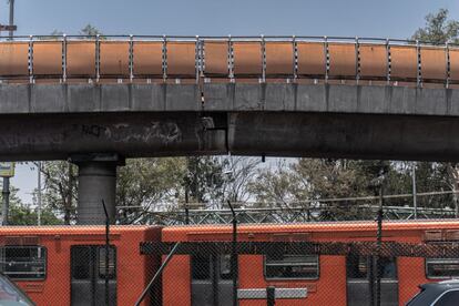 Cuarteamiento en el puente del metro de la estación Oceania de la Línea B, el puente es para uso de servicio de trenes.