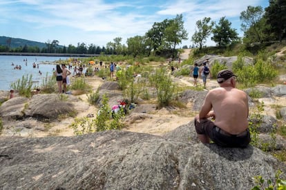 La gente se refresca en el lago de Saint-Ferréol, en el sudoeste de Francia, el 23 de junio de 2019.