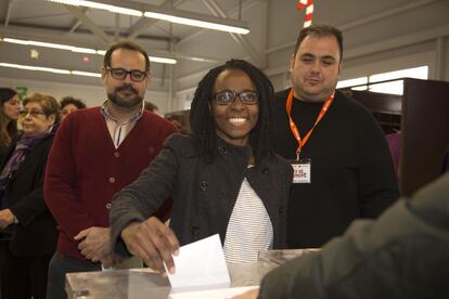 Rita Bosaho, la candidata de Podemos por Alicante votando.