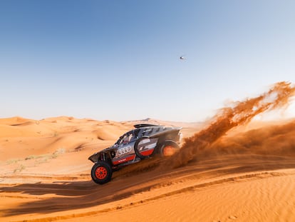 El Audi de Carlos Sainz y Lucas Cruz, durante el Dakar 2024.