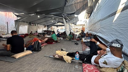 Decenas de pacientes tumbados en el suelo en el hospital Nasser de Jan Yunis el pasado domingo.