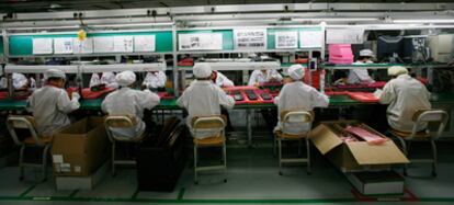 Empleados de la factoría Foxconn, en Longhua, donde se han suicidado varios trabajadores. Foxconn es la empresa que ensambla el iPad de Apple.