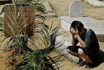Un niño palestino llora junto a la tumba del jeque Yassin en el cementerio Sheik Radwan de Gaza.