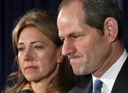 Eliot Spitzer comparece ayer ante la prensa junto a su esposa Silda Wall en su oficina en Nueva York.