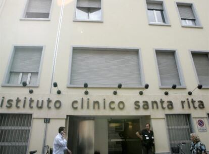 Entrada de la clínica italiana Santa Rita, investigada por homicidio, daños a los pacientes y fraude.