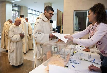 Un monje del Monasterio de Miraflores en Burgos vota en las elecciones autonómicas y municipales.