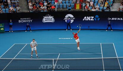 Rafa Nadal y Pablo Carreño, durante el partido de cuartos de final de la Copa ATP de tenis 2020 en Australia.