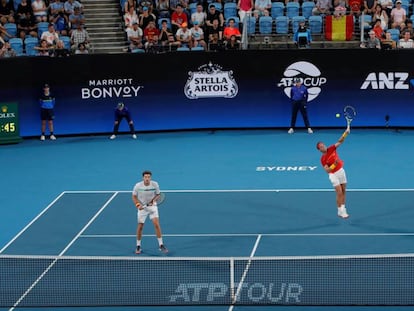 Rafa Nadal y Pablo Carreño, durante el partido de cuartos de final de la Copa ATP de tenis 2020 en Australia.