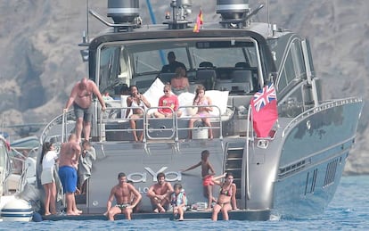 Ronaldo con su familia en el barco inspeccionado.