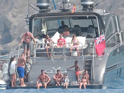 Ronaldo con su familia en el barco inspeccionado.