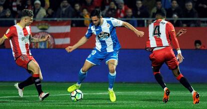 Andone trata de irse entre Maffeo y Ramalho.