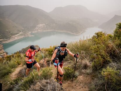 Dos corredores en el Ultra trail de Sierra Nevada en una imagen cedida por la organización.