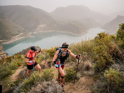 Dos corredores en el Ultra trail de Sierra Nevada en una imagen cedida por la organización.