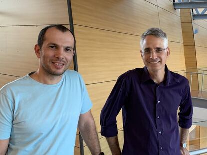 Los investigadores israelíes Shmuel Gleizer y Ron Milo.