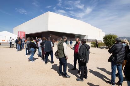 Varias personas en la cola del Auditorio de Castellón.