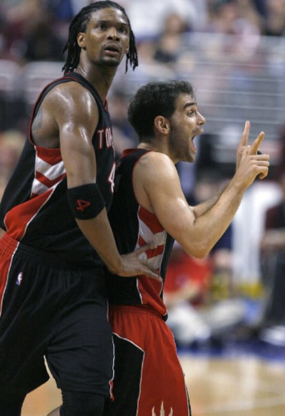 José Manuel Calderón es felicitado por su compañero Chris Bosh durante el partido contra Philadelphia