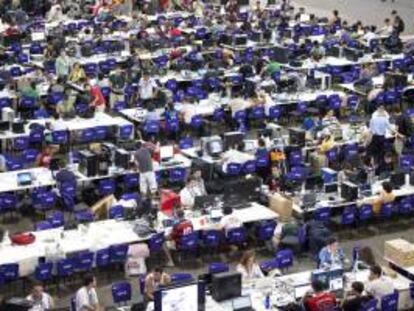 Fotografía tomada en febrero de 2012 en la que se registró a decenas de participantes de la quinta edición del Campus Party, en el Centro de Convenciones de Anhembí, en Sao Paulo (Brasil). EFE/Archivo