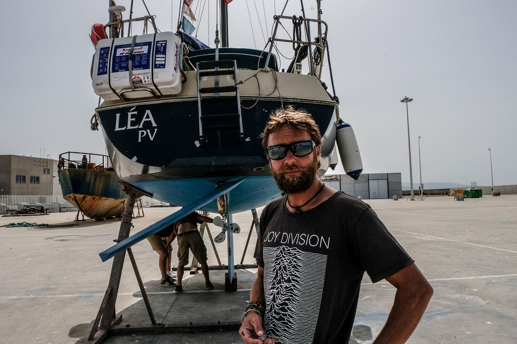 Alric Rouch, víctima de un ataque de orcas, ante su barco en el puerto de Barbate.