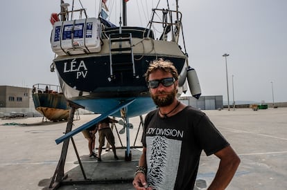 Alric Rouch, víctima de un ataque de orcas, ante su barco en el puerto de Barbate.